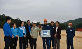 Thăm, tặng quà đội tình nguyện hỗ trợ giải phóng mặt bằng phục vụ dự án cao tốc