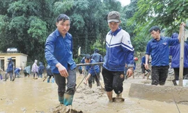 Thanh niên tình nguyện giúp dân khắc phục hậu quả lũ quét tại Mù Căng Chải (Yên Bái) năm 2017. Ảnh: Xuân Tùng