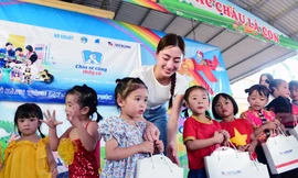 Hoa hậu Lương Thùy Linh chia sẻ cùng thầy cô và học sinh vùng khó Hòa Bình