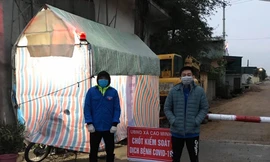 Nhóm nam sinh tình nguyện trắng đêm trực chốt phòng chống dịch COVID-19