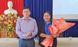 Phó Trưởng ban Thường trực Ban Tổ chức Tỉnh Ủy Gia Lai tặng hoa chúc mừng tân Bí thư Tỉnh Đoàn Gia Lai Hà Thị Giang Thảo