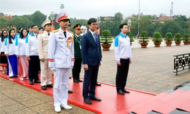 Đại biểu dự Đại hội toàn quốc Hội Sinh viên Việt Nam báo công dâng Bác