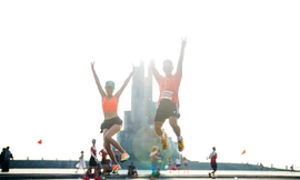 Bóng tháp xứ Nẫu in bước chạy Tiền Phong Marathon 2024