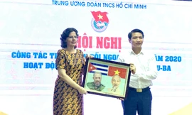 Anh Nguyễn Ngọc Lương tặng quà Đại sứ quán Cuba tại Việt Nam