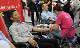 Bộ trưởng Bộ Công thương Trần Tuấn Anh là một trong số những người đầu tiên hiến máu