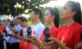 Dâng hương tượng đài đội Hoàng Sa kiêm quản Bắc Hải