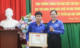 Tặng bằng khen học sinh đoạt huy chương Bạc Olympic Vật lý quốc tế và thủ khoa khối B00 toàn quốc