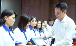 Trao sổ tiết kiệm cho 60 giáo viên tiêu biểu 'Chia sẻ cùng thầy cô' năm 2024