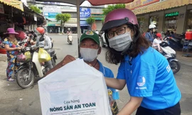 Tặng quà người bán vé số dạo trước thời điểm dừng phát hành xổ số