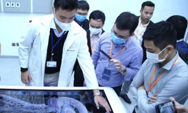 Trí thức trẻ trải nghiệm ở phòng công nghệ y sinh Đại học VinUni