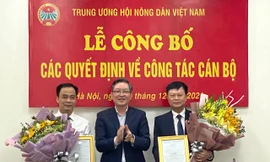 Chủ tịch Hội NDVN Lương Quốc Đoàn trao quyết định về công tác cán bộ đối với ông Lê Ngọc Thắng (ngoài cùng bên phải), anh Nguyễn Hồng Hải (ngoài cùng bên trái).