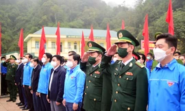 Lễ chào cờ 'Tôi yêu Tổ quốc tôi' bên cột mốc biên giới Việt - Lào