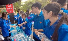 'Áo xanh' tiếp sức thí sinh thi tuyển sinh lớp 10