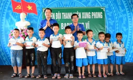 Trung ương Đoàn thăm, tặng quà thanh niên xung phong, thiếu nhi đảo tiền tiêu Bạch Long Vĩ