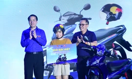 Dự đêm nhạc hội, thanh niên công nhân trúng thưởng xe máy