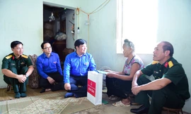 Trung ương Đoàn thăm, tặng quà gia đình thương binh, liệt sĩ tại Điện Biên