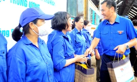 Những suất ăn miễn phí, nhu yếu phẩm trao tặng thanh niên công nhân đường sắt