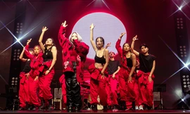 Sinh viên Thăng Long hát nhạc BlackPink, vũ điệu 'đốt cháy' sân khấu tốt nghiệp