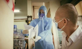 H'hen Niê tham gia hoạt động tình nguyện phòng chống dịch COVID-19 tại TPHCM. Ảnh: Michael Neo/FBNV