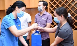 Chị Phan Phương Hạnh trao tặng suất quà đại diện lao động. Ảnh: Xuân Tùng