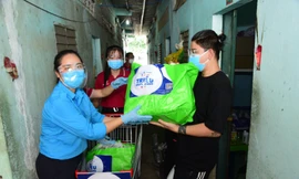 'Triệu bữa cơm' trao tặng hàng trăm nghìn suất thực phẩm vùng dịch