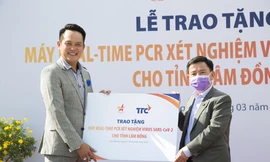 Chủ tịch Hội Doanh nhân trẻ Việt Nam Đặng Hồng Anh trao tặng máy tại Lâm Đồng