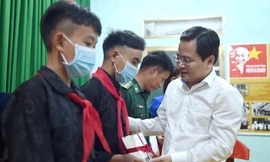 Bí thư thứ nhất T.Ư Đoàn thăm, tặng quà Đồn Biên phòng Xín Cái