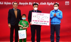 Tặng 30 công trình 'Nhà vệ sinh cho em' cho học sinh dân tộc thiểu số