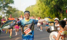Runner Tiền Phong Marathon 2024 khoe màu cờ sắc áo trên đường chạy