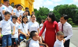 Phó Chủ tịch nước Đặng Thị Ngọc Thịnh gặp 22 gia đình trẻ tiêu biểu năm 2020. Ảnh: Xuân Tùng