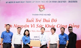 Hội Thầy thuốc trẻ tặng khẩu trang, đồ bảo hộ cho y bác sĩ tuyến đầu chống dịch