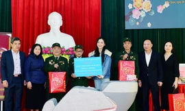 Người đẹp Việt Nam thăm, tặng quà trung tâm điều dưỡng thương binh nặng