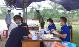 Hai vợ chồng Hưng và Hương trực tại chốt kiểm soát dịch. Ảnh: NVCC