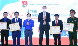 Các tập thể nhận giải thưởng Tình nguyện Quốc gia năm 2021. Ảnh: Xuân Tùng