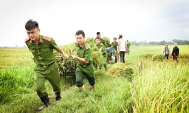 Khoảnh khắc ấm lòng thanh niên công an vượt lũ cứu người, giành giật sự sống