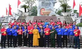 Hành trình Tôi yêu Tổ quốc tôi trao tặng cờ đỏ sao vàng, bản đồ Tự hào một dải non sông tại Hòa Bình