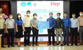 'Tiếp sức' hơn 65 nghìn khẩu trang, dung dịch sát khuẩn vào vùng dịch