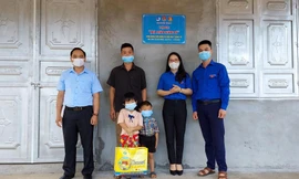 Tặng nhiều ngôi nhà Khăn quàng đỏ, phần quà đến thiếu nhi