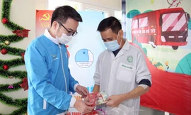 Anh Nguyễn Tường Lâm - Ủy viên BTV T.Ư Đoàn, Phó Chủ tịch Thường trực T.Ư Hội LHTN Việt Nam trao quà chương trình cho bệnh nhân. Ảnh: Lâm Đăng Hải