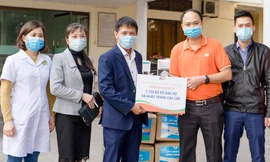 Đồ bảo hộ và khẩu trang được tặng Quảng Ninh