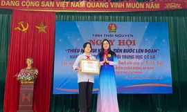 Chị Nguyễn Mỹ Linh - Phó Bí thư Thường trực Tỉnh Đoàn, Chủ tịch Hội đồng Đội tỉnh Thái Nguyên tặng Bằng khen Tỉnh Đoàn Thái Nguyên cho học sinh Nguyễn Thị Lan Anh.