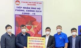 Anh Nguyễn Công Hải - Ủy viên Đoàn Chủ tịch UBTƯ Hội, Chủ tịch Hội DNT Hải Dương thay mặt Trung ương Hội DNT Việt Nam trao tặng 2.000 bộ kit xét nghiệm nhanh COVID – 19 cho Uỷ ban MTTQ tỉnh Hải Dương.