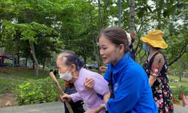 Tình nguyện viên áo xanh tham gia phục vụ Lễ hội Đền Hùng 2023