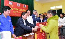 Tặng 500 suất quà Tết cho các gia đình khó khăn tỉnh Thanh Hóa