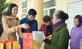 Hoa hậu Đỗ Thị Hà đồng hành mang Tết sớm đến các hộ khó khăn xứ Thanh