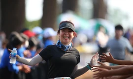 Những cái chạm tay tiếp sức trên đường đua Tiền Phong Marathon 2021