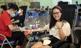 Sinh viên Bách Khoa Hà Nội quét mã QR đăng ký hiến máu gieo hy vọng, lan tỏa Chủ nhật Đỏ
