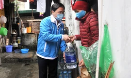 Bí thư thường trực T.Ư Đoàn, Chủ tịch T.Ư Hội LHTN Việt Nam Nguyễn Anh Tuấn trao quà cho người dân. Ảnh: Xuân Tùng