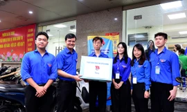 Ban Bí thư Trung ương Đoàn thăm, tặng quà đội hình tình nguyện hỗ trợ vận hành chính quyền hai cấp