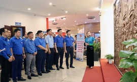 Phù điêu ‘Bài ca chiến thắng’ chạm đồng chào mừng 70 năm Chiến thắng Điện Biên Phủ